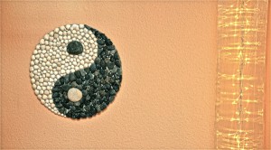 Yin-Yang-Zeichen mit Lichterkette